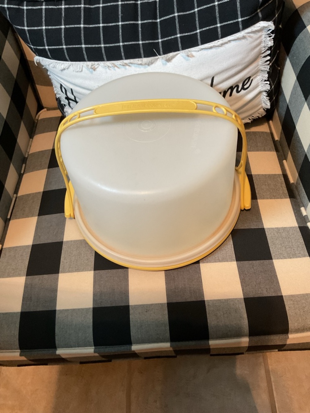 Vintage Tupperware Cake Carrier/Container Handle and Yellow Base - Picture 2 of 4